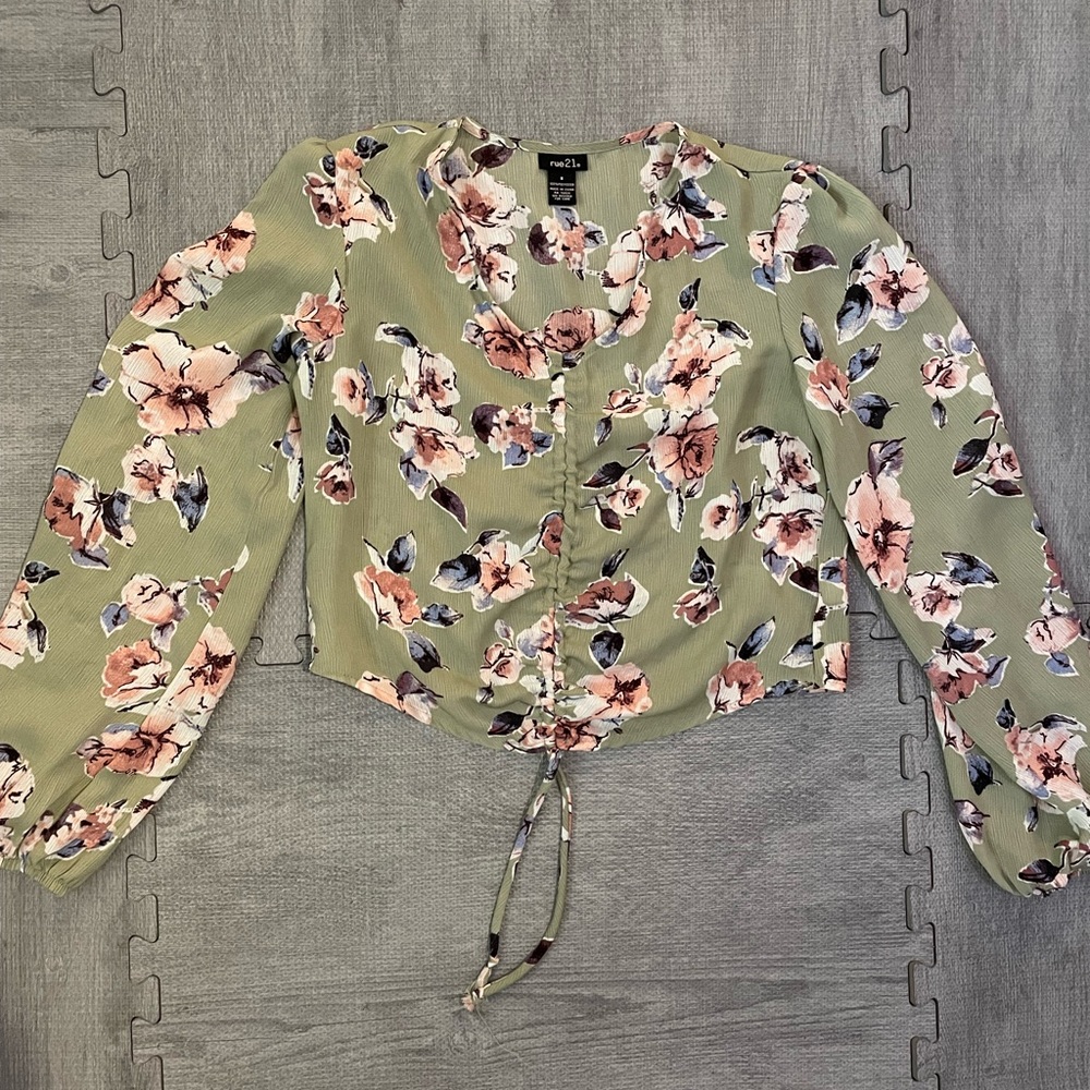 Rue 21 woman’s Blouse. Size Small.